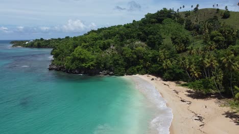 Luftaufnahme-Des-Malerischen-Strandes-Playa-Colorada-In-Las-Galeras-Auf-Der-Halbinsel-Samaná-In-Der-Dominikanischen-Republik