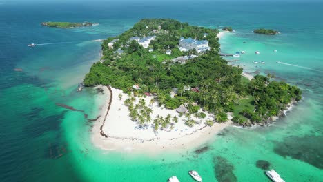 Luftaufnahme-Der-Malerischen-Insel-Cayo-Levantado-In-Der-Bucht-Von-Samaná-In-Der-Dominikanischen-Republik
