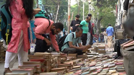 Books-are-being-sold-on-the-pavements-of-College-Street,-Kolkata