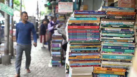 Auf-Den-Bürgersteigen-In-Den-Straßen-Von-Kalkutta-Werden-Alte-Bücher-Verkauft