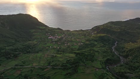 Increíble-Puesta-De-Sol-En-El-Pueblo-De-Fajãzinha-Islas-Azores,-Flores,-Portugal