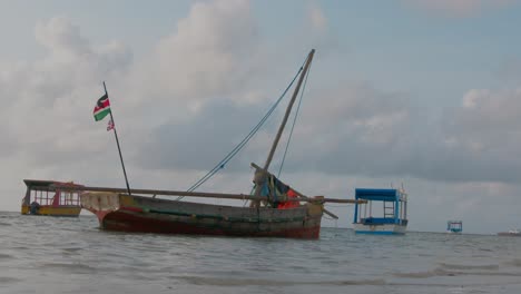 Kenianisches-Holzboot-Vor-Anker-Im-Indischen-Ozean