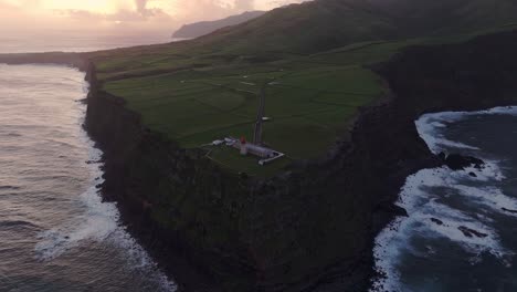 Panoramablick-Auf-Den-Leuchtturm-Von-Albarnaz-Auf-Einer-Klippe-Am-Atlantischen-Ozean---Drohnenaufnahme