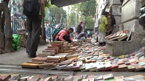 Bücher-Werden-Auf-Den-Gehwegen-Der-College-Street-In-Kalkutta-Verkauft