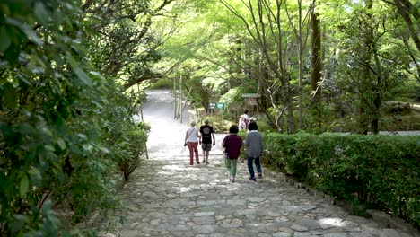 Ein-Paar-Touristen-Gehen-Nach-Dem-Verlassen-Des-Ryoanji-Tempels-Die-Stufen-Hinunter,-Um-Die-Umliegenden-Gärten-Zu-Erkunden