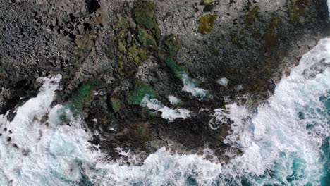 Weiße-Wellen-Und-Vulkanische-Felsformationen-Tragen-Zur-Gefährlichen-Schönheit-Der-Küste-Hawaiis-Bei