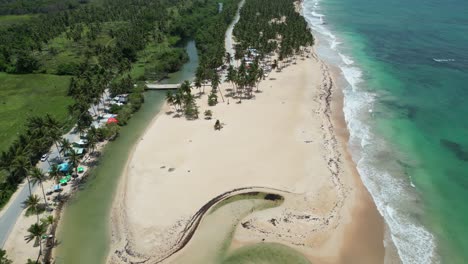 Luftaufnahme-Des-Strandes-Playa-Arroyo-Salado-In-Der-Nähe-Von-Cabrera-An-Der-Nordküste-Der-Dominikanischen-Republik