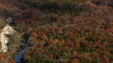 Luftaufnahme-Des-Farbenfrohen-Herbstwaldes-In-Der-Nähe-Von-Arkansas,-USA---Drohnenaufnahme