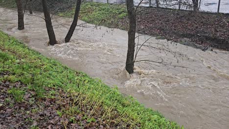Naturgewalten-Entfesselten-Nach-Heftigen-Regenfällen-Den-Reißenden-Fluss