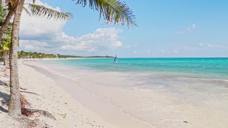 Surfista-De-Viento-En-Tulum-Cancún-México-Trs-Beach-Resort-Con-Palmeras-Y-Hermosos-Cielos-Azules