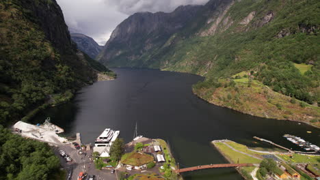 Luftaufnahme-Des-Nærøyfjord-Fjords-In-Norwegen-Mit-Bergiger-Umgebung-Und-Touristischem-Yachthafen