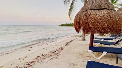 Trs-Beach-Resort-In-Tulum,-Mexiko,-Zeigt-Die-Cabanas-Mit-Tischen,-Liegestühlen-Und-Palmen