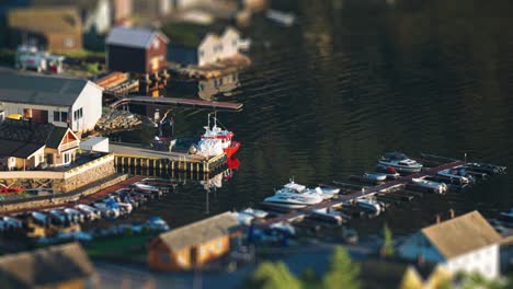 Ein-Hübscher-Miniaturisierter-Yachthafen-Am-Ufer-Des-Hardangerfjords