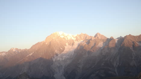 Timelapse-Panoramic-View-of-Mont-Blanc-Mountain-in-Alps-at-Sunrise,-Sunlight-on-Snow-Topped-Summit
