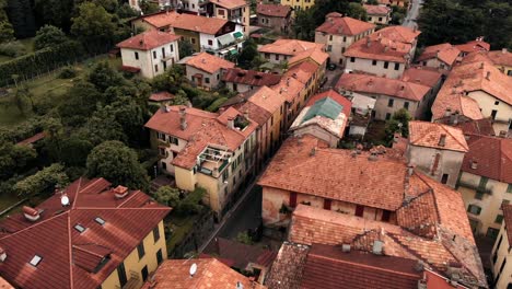 Red-tile-roofs-cover-the-houses-and-buildings-of-Domaso,-a-village-on-Lake-Como-in-northern-Italy