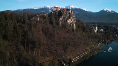 Erstaunliche-Luftaufnahme-Der-Mittelalterlichen-Burg-Von-Bled-In-Slowenien