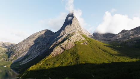 Majestuoso-Pico-Stetind-Durante-El-Otoño-En-Narvik,-Condado-De-Nordland,-Noruega