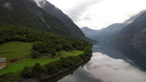 Cabaña-Turística-Junto-Al-Lago,-Dnt-Hoemsbu-En-La-Orilla-Del-Lago-Eikesdalsvatnet-En-Noruega-Rodeada-De-Montañas