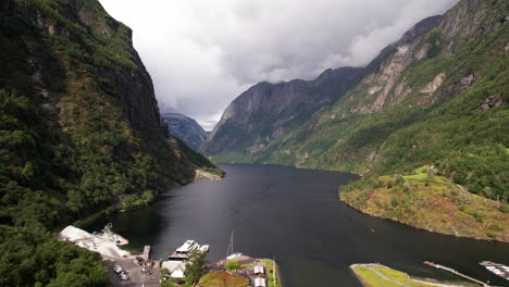Luftaufnahme-Des-Nærøyfjord-Fjords-In-Norwegen-Mit-Steilen-Berghängen-Und-Atemberaubender-Landschaft