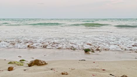 Cancun,-Mexiko,-Kleine-Wellen,-Die-Am-Ufer-Krachen,-Niedrige-Aufnahme-Mit-Felsen-Im-Sand-Dieses-Wunderschönen-Strandes-In-Der-Nähe-Von-Tulum