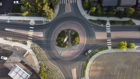 Rising-shot-of-rotunda,-or-roundabout,-in-Bend,-Oregon-with-cars-circling