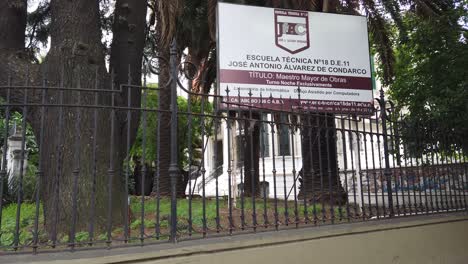 Öffentliches-Schuleingangsgebäude-In-Der-Stadt-Flores-In-Buenos-Aires,-Argentinien
