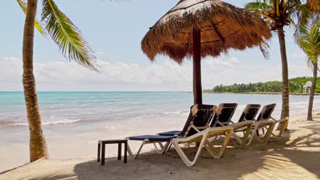 Cabana,-Liegestühle-Und-Wiegende-Palmen-In-Cancun,-Mexiko,-Am-Karibischen-Meer