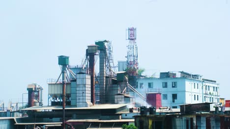 Industriefabrik-In-Bangladesch,-Die-Rauch-Ausstößt