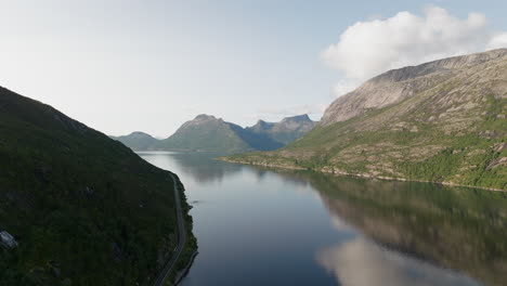 Stetind-De-Montaña-Nacional-Durante-El-Otoño-En-El-Condado-De-Nordland,-Noruega