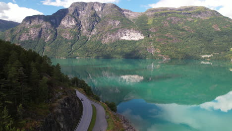 Impresionante-Vista-Junto-Al-Lago-Del-Lago-Oppstrynsvatn-En-Noruega-Rodeado-De-Montañas,-Vista-Aérea-Del-Paisaje-Noruego