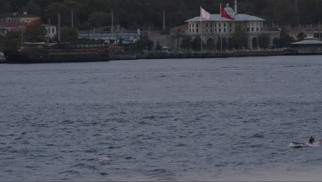 Mann-Wandert-Mit-Einem-Fischerboot-An-Einem-Bewölkten-Und-Welligen-Tag-Im-Bosporus-über-Das-Meer