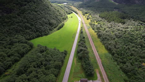 Luftaufnahme-Der-Straße-Entlang-Des-Romsdalen-Tals-In-Richtung-Åndalsnes-In-Norwegen-Mit-Trollveggen-Berglandschaft