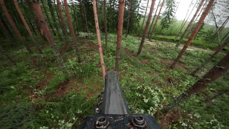 POV-Boom-Aufnahme-Von-Der-Erntemaschine,-Die-In-Nordischen-Wäldern-Arbeitet,-Aufgenommen-Mit-DJI-Osmo-Action-4