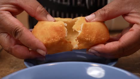 Brot-Brechen,-Um-Eine-Mahlzeit-Zu-Beginnen-–-Bhatura-Puffs,-Serviert-Mit-Chana-Masala-Serie