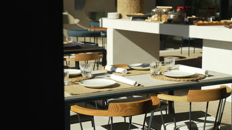 Mesa-De-Restaurante-Para-Almorzar-En-Un-Día-Soleado,-Creando-Una-Experiencia-Gastronómica-Sofisticada-En-Un-Ambiente-Luminoso