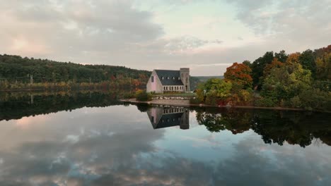 Spiegelreflexionen-Der-Alten-Steinkirche-Im-Wachusett-Reservoir,-West-Boylston,-Massachusetts,-USA