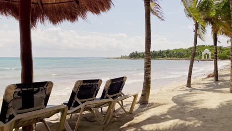 Tulum-Cancun-Mexiko-TRS-Beach-Resort-Mit-Cabanas-Mit-Tischen,-Liegestühlen-Und-Palmen