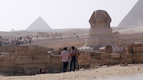 Tourists-visiting-the-famous-Egyptian-sphinx-and-pyramids-on-a-sunny-day,-UNESCO-pyramids-Cairo-Egypt