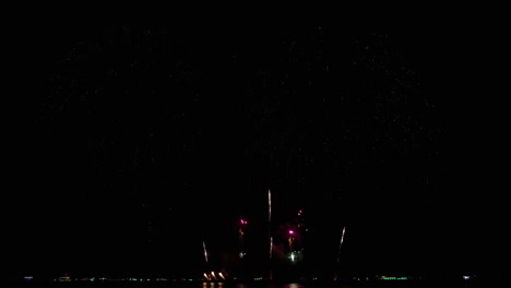 Pyrotechnische-Techniken-Werden-Während-Des-Pattaya-International-Fireworks-Festival-2023-In-Der-Provinz-Chonburi-In-Thailand-Ausgestellt