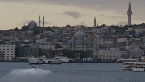 Der-Blick-Auf-Die-Fähren-Und-Die-Stadt-Bei-Sonnenuntergang-Am-Bosporus,-Der-Blick-Auf-Die-Berühmten-Historischen-Moscheen