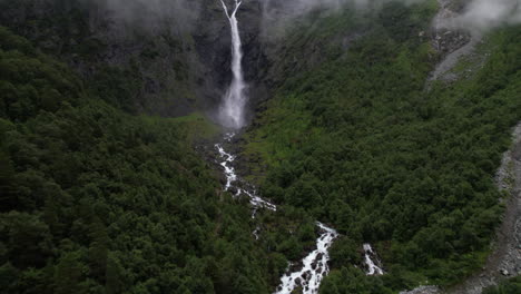 Mardalsfossen-Wasserfall-In-Norwegen,-Luftaufnahme-Der-Naturlandschaft-Mit-Wasser,-Das-Entlang-Des-Bergrandes-Im-Wald-Fällt