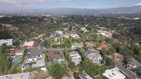 High-end-houses-in-an-Encino-Hills,-California-foothills-neighborhood---rising-aerial-reveal