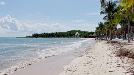 Schwenk-Nach-Links,-Aufnahme-Des-Trs-Beach-Resort-In-Tulum,-Cancun,-Mexiko