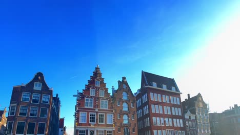 Typische-Amsterdamer-Grachtenhäuser-Im-Historischen-Stadtzentrum-An-Der-Geldersekade