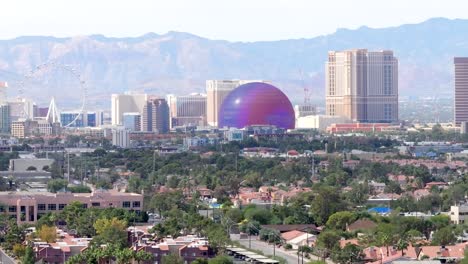 Las-Vegas-Strip-Vor-Dem-Hintergrund-Der-Berge-–-Aufsteigende-Luftaufnahme