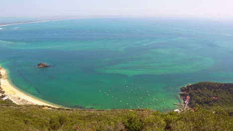 Idyllisches-Panorama-Von-Portugal,-Aussichtspunkt-Portinho-Da-Arrábida-Mit-Dem-Atlantischen-Ozean