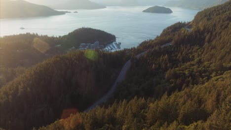 Goldene-Stunde-Luftaufnahme-Der-Horseshoe-Bay-Und-Der-Umliegenden-Landschaft-Von-West-Vancouver,-Britisch-Kolumbien