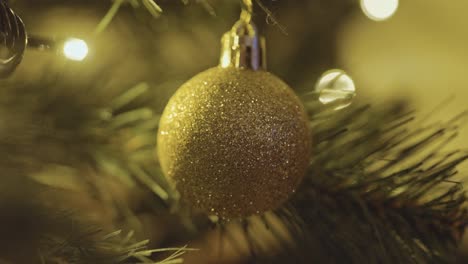 árbol-De-Navidad-Y-Adornos-Con-Luces