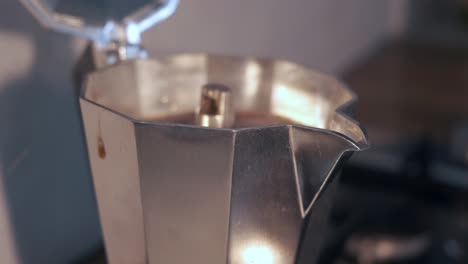 Nahaufnahme-Einer-Italienischen-Kaffeemaschine,-Moka-Kanne,-Die-Reichhaltigen-Kaffee-Zubereitet