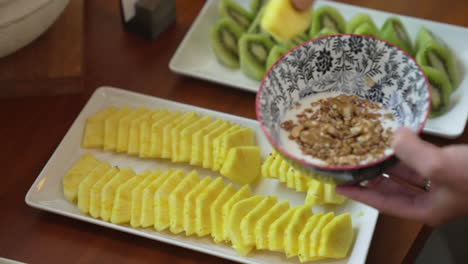 Frühstücksbrunch-Serviert-Mit-Großen-Schüsseln-Und-Tellern-Mit-Obst,-Gemüse-Und-Brot